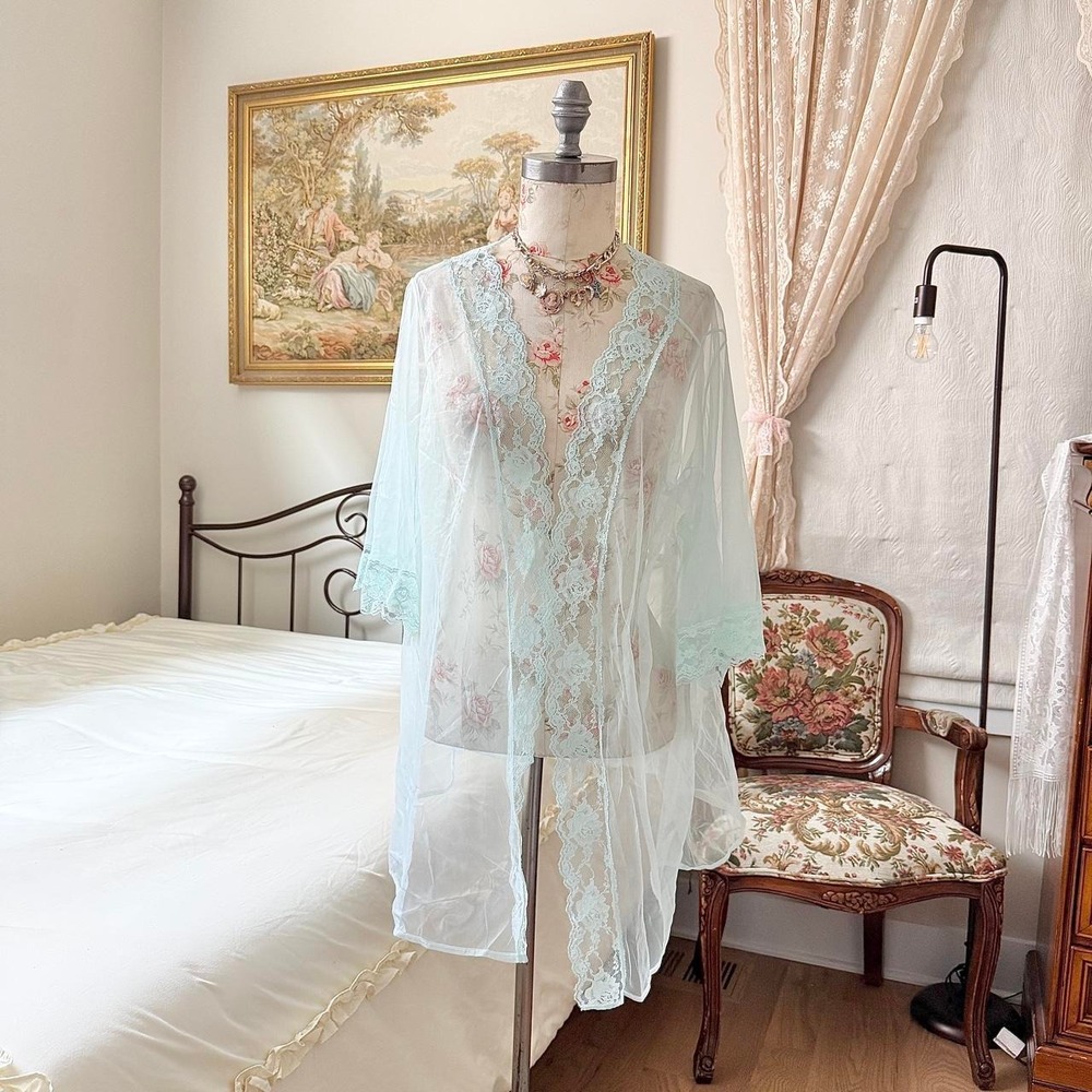 60s Pandora size small powder blue lace trimmed peignoir